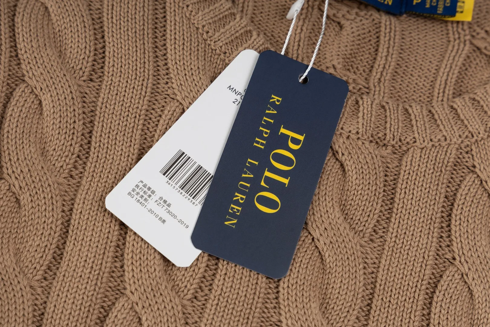 P220 #R91 RALPH LAUREN Ralph Lauren fourteen colors classic small label embroidery round neck pullover cable cardigan sweater men's top, high-density LOGO embroidery on the chest, original customization of tag accessories. Made of pure cotton yarn, pure cotton is skin-friendly and comfortable, small label war horse embroidered twist button round neck sweater 🐎 high quality, follow the blogger to learn how to wear it! Let’s buy a Ralph Lauren cable sweater. It’s a super hard-to-find series after it became popular. It’s hard to find one on the official website. It’s simple and practical to wear, with a lazy and loose feel. The thickened fabric has more texture, feels soft and delicate, and has a loose fit. Whether worn alone or layered, you can wear different styles of fashion with just one piece!   Size：XS S M L Sleeve length: 59/60/61/62/63